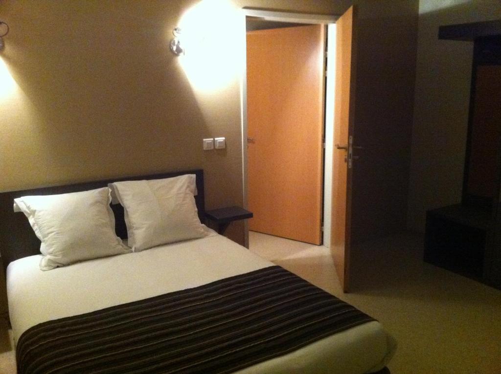 Fasthotel Le Rale Des Genets - Un Hotel Fh Collection Dun-sur-Meuse Habitación foto