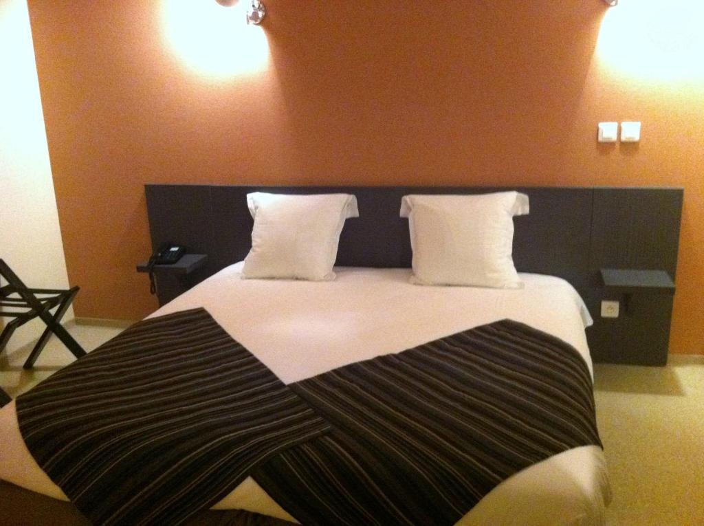 Fasthotel Le Rale Des Genets - Un Hotel Fh Collection Dun-sur-Meuse Habitación foto
